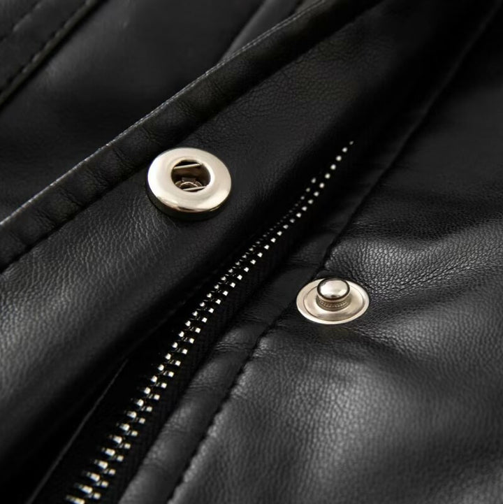 Damen nan kurzes Kunstlederjacke im Cropped‑Cut mit Hemdkragen, Druckknopfleiste und Pattentaschen Drune