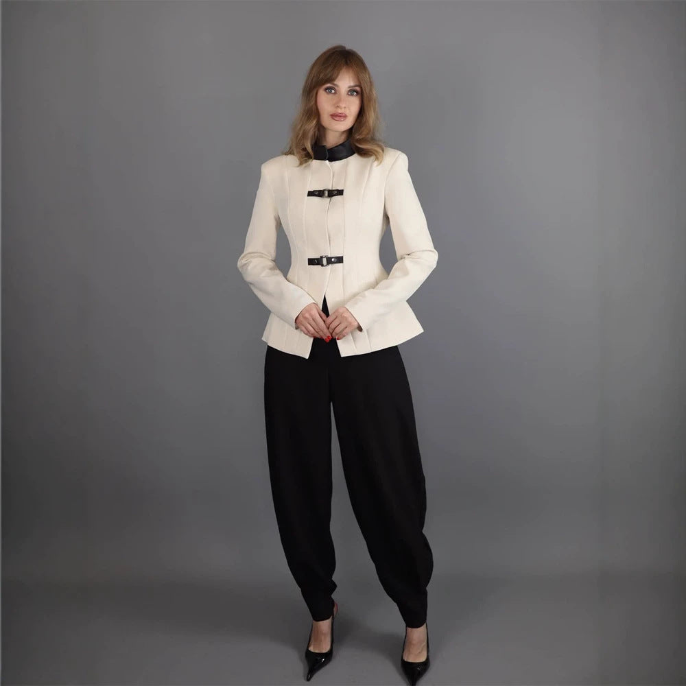 Damen Taillierter Blazer mit Stehkragen, Wiener Nähten und dekorativen Gurtverschlüssen Drune
