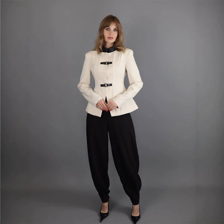 Damen Taillierter Blazer mit Stehkragen, Wiener Nähten und dekorativen Gurtverschlüssen Drune