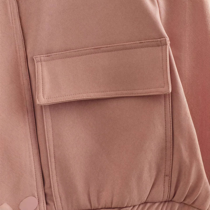 Damen Kurze Utility-Jacke mit Stehkragen, aufgesetzten Pattentaschen und Gummizugbund Drune
