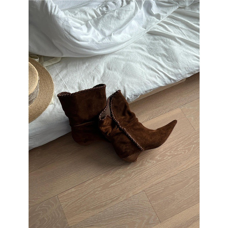 Damen Mid‑Calf Slouch‑Stiefel aus Velours mit spitzer Zehenpartie, geflochtenem Zierband und skulpturiertem Absatz Drune