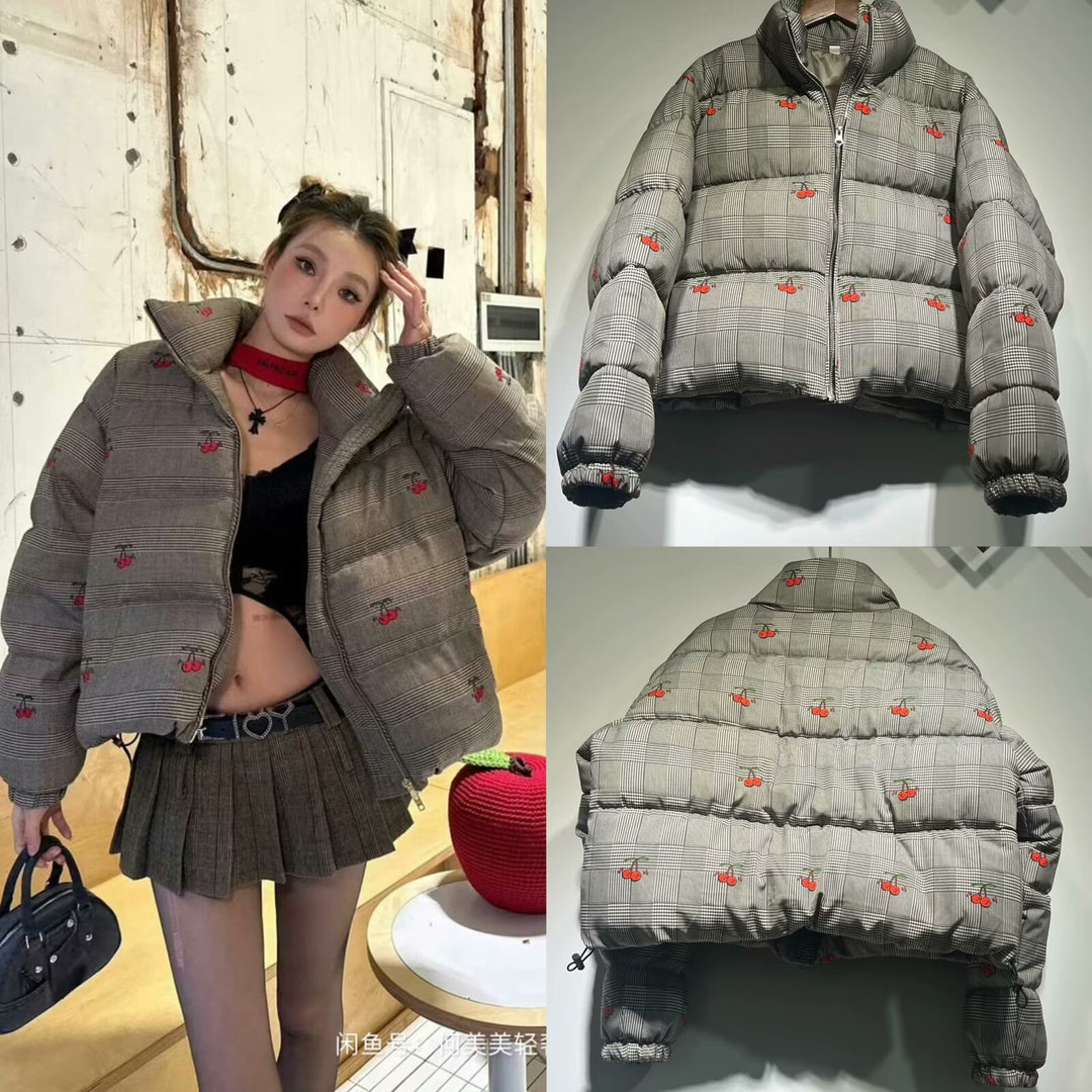 Damen Kurz geschnittene gesteppte Daunenoptik-Jacke mit Stehkragen und Kirschenstickerei Drune