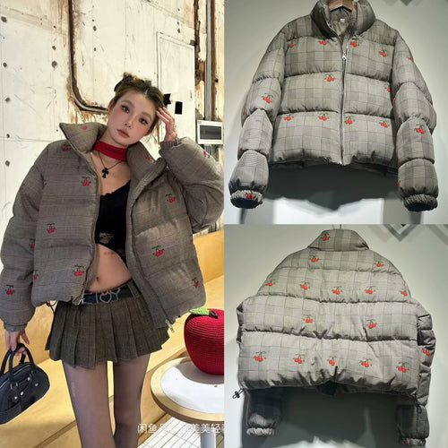 Damen Kurz geschnittene gesteppte Daunenoptik-Jacke mit Stehkragen und Kirschenstickerei Drune