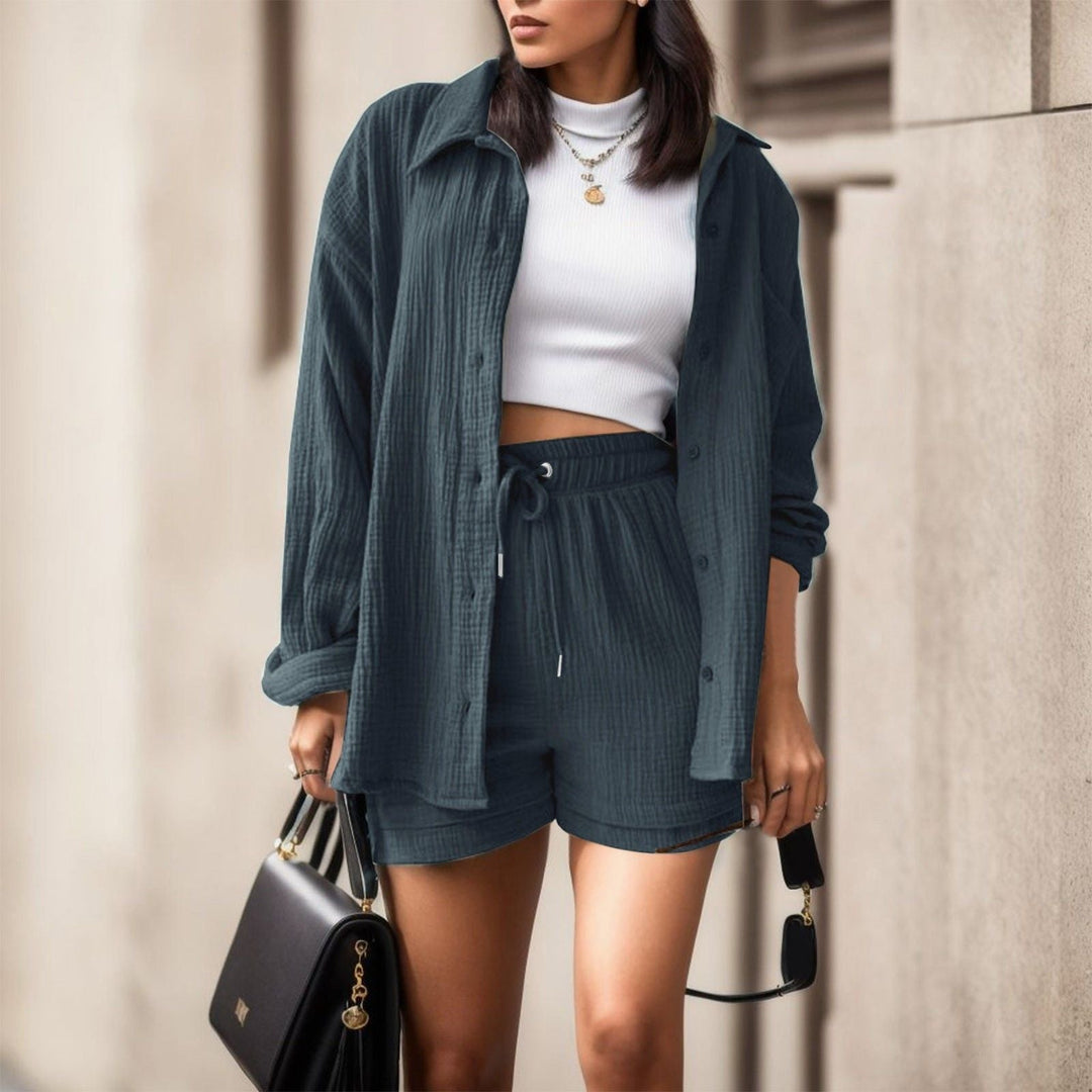 Damen lässiges Sommeroutfit bestehend aus Kurzarmbluse und bequemen Shorts Drune