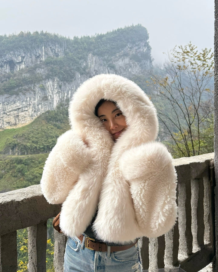 Damen Kurzjacke aus voluminösem Fauxfur mit XXL-Kapuze und Kugelärmeln Drune