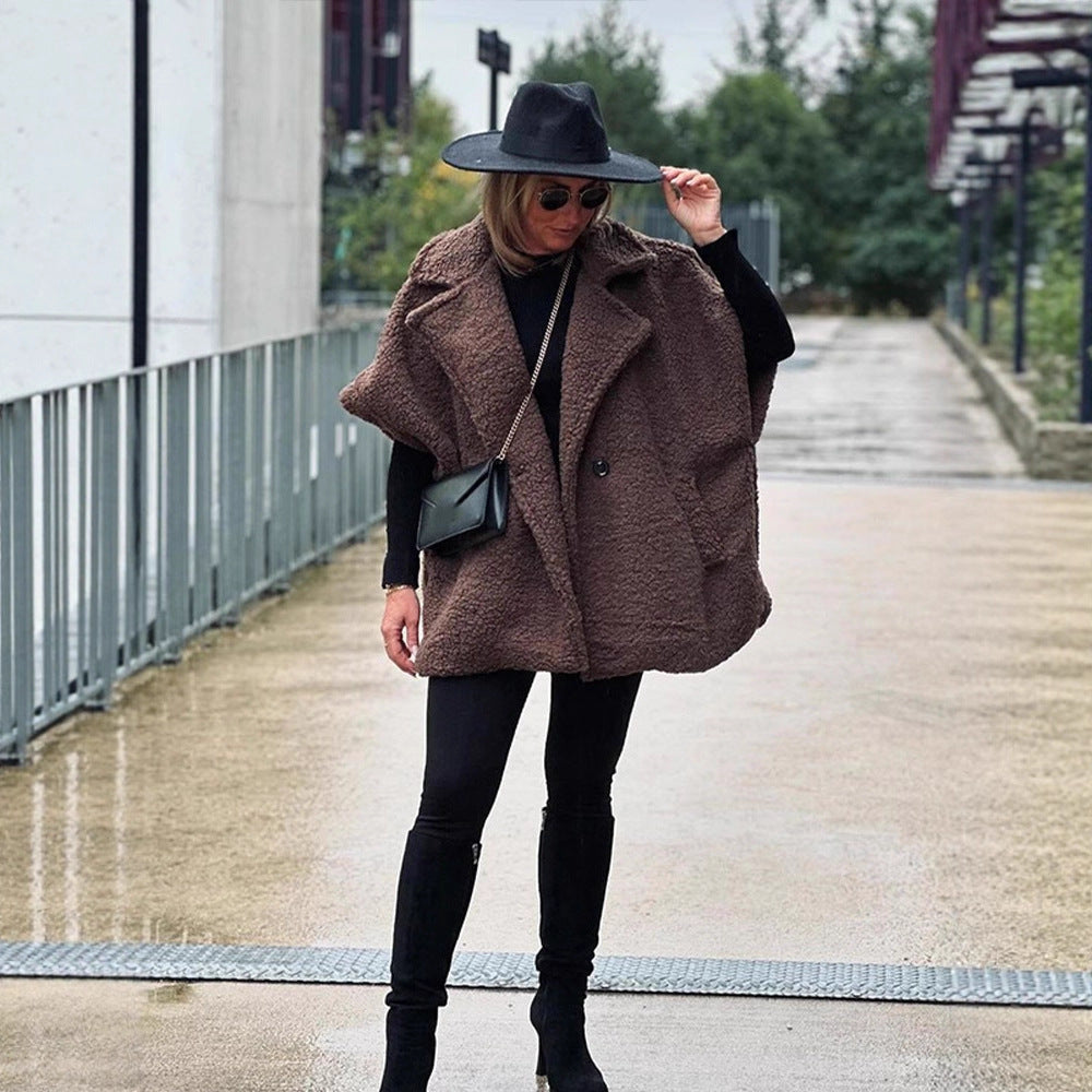 Damen Kurzes Teddy-Cape mit Reverskragen und verdeckter Knopfleiste Drune