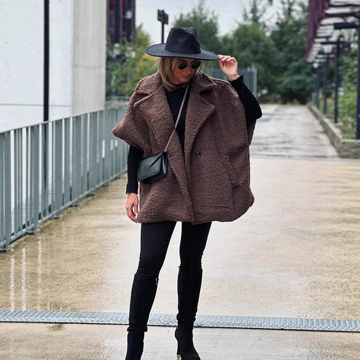 Damen Kurzes Teddy-Cape mit Reverskragen und verdeckter Knopfleiste Drune