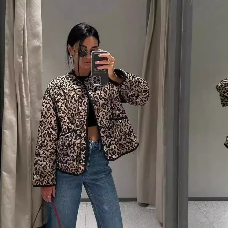 Damen 60+ gesteppte Kurzblousonjacke im Animalprint mit Rundhals und aufgesetzten Taschen Drune
