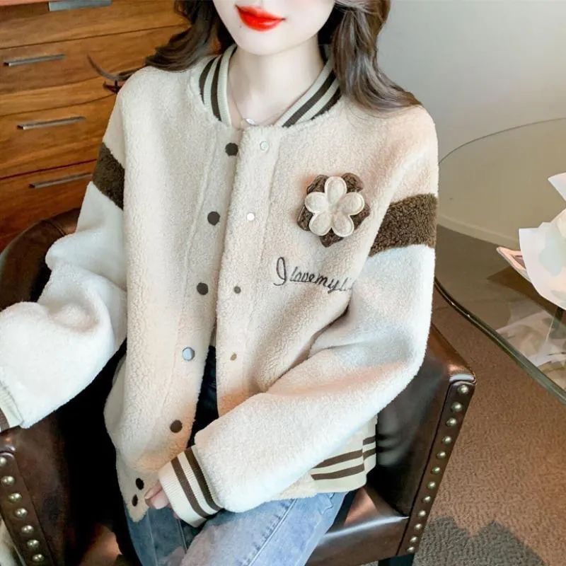 Damen stylische und warme Collegejacke mit Knopfverschluss und Blumendekor Drune