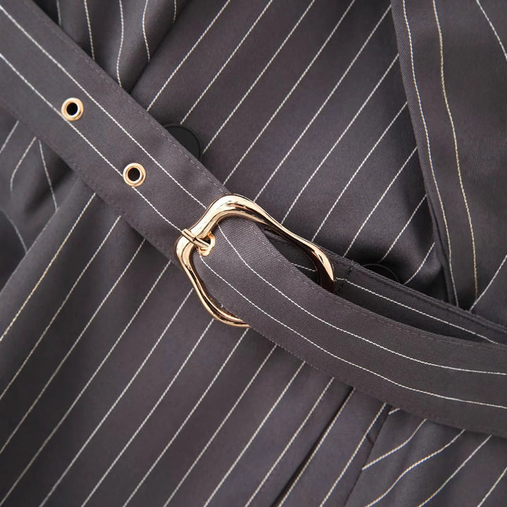 Damen nan tailliertes Blazerkleid mit Nadelstreifen, Bindegürtel und asymmetrischem Saum Drune