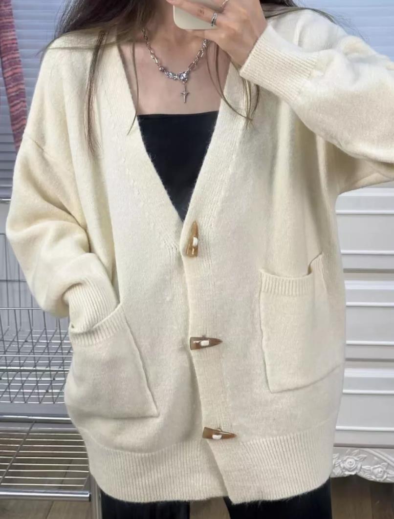 Damen gemütlicher Knitwear Cardigan mit großen Taschen und hochwertigen Knopfdetails Drune