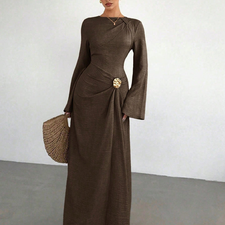 Damen Maxikleid mit Drapierter Taille, langen Glockenärmeln und Zierbrosche Drune