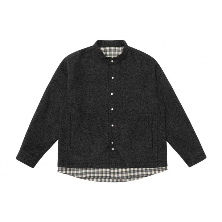 Unisex Oversize Wollmix-Hemdjacke mit Stehkragen, Druckknopfleiste und karierter Saumblende Drune