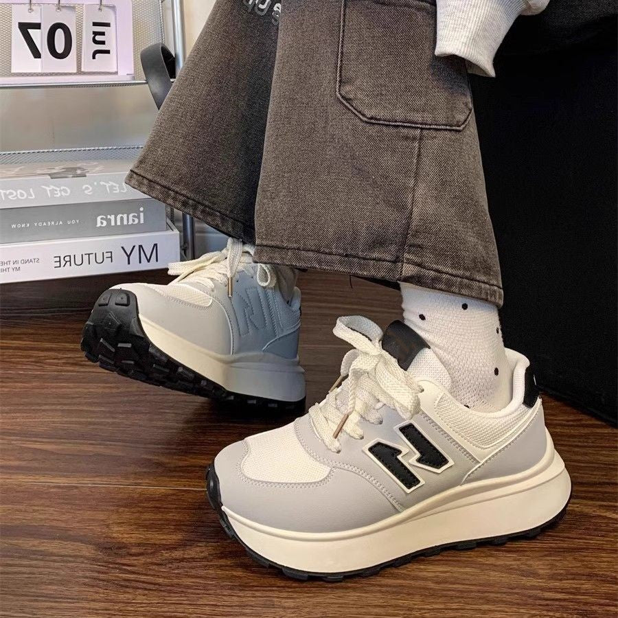 Damen Plateausneaker im Retro-Citystil mit skulpturierter Wedgesohle und atmungsaktiver Netzstruktur Drune