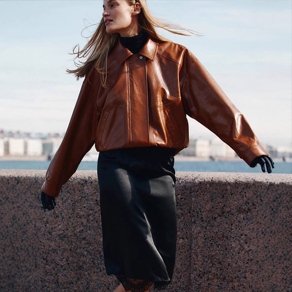 Damen Kurzblouson aus veganem Glattleder mit Boxy‑Silhouette und verdeckter Druckknopfleiste Drune