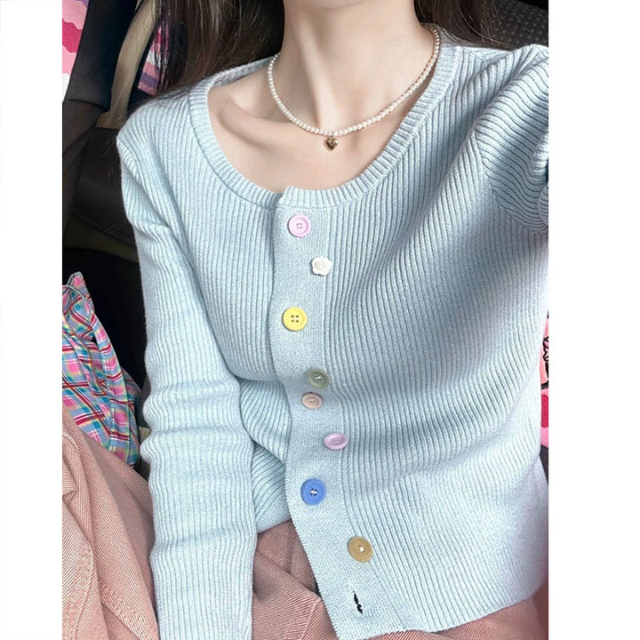 Damen Feinstrickjacke mit bunten Knöpfen und Rundhalsausschnitt Drune