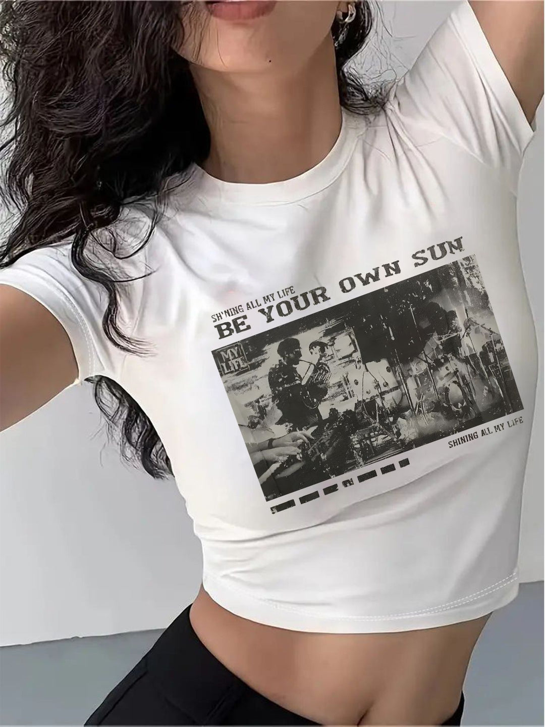Damen Crop-T-Shirt mit animalistischem Lippenmotiv und auffälligem Schriftzug Drune