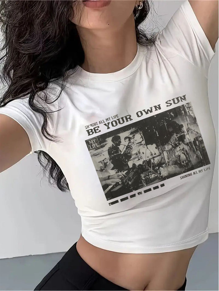 Damen Crop-T-Shirt mit animalistischem Lippenmotiv und auffälligem Schriftzug Drune