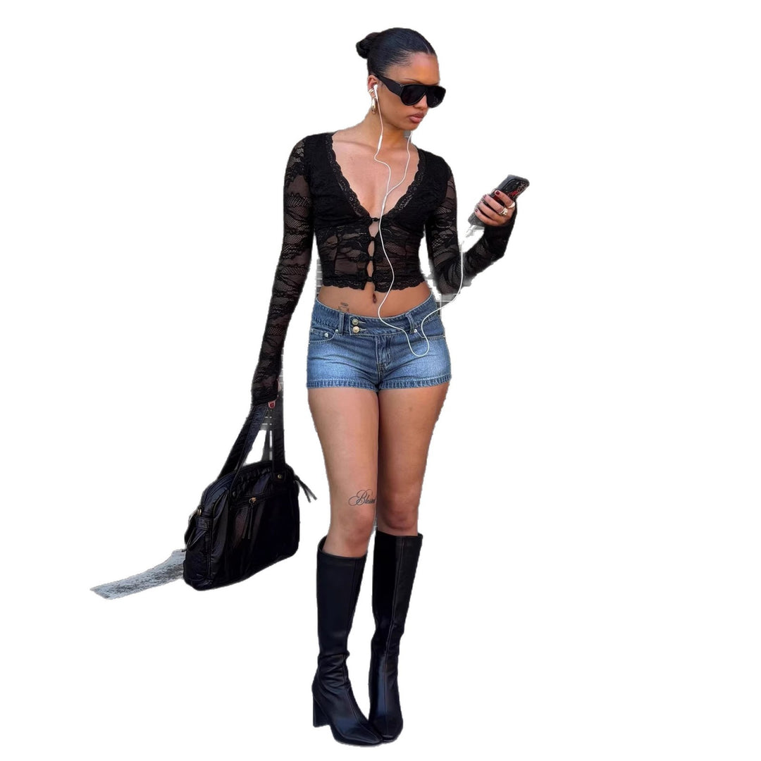 Damen Spitzenbluse mit tiefem V-Ausschnitt und detaillierten Knöpfen Drune