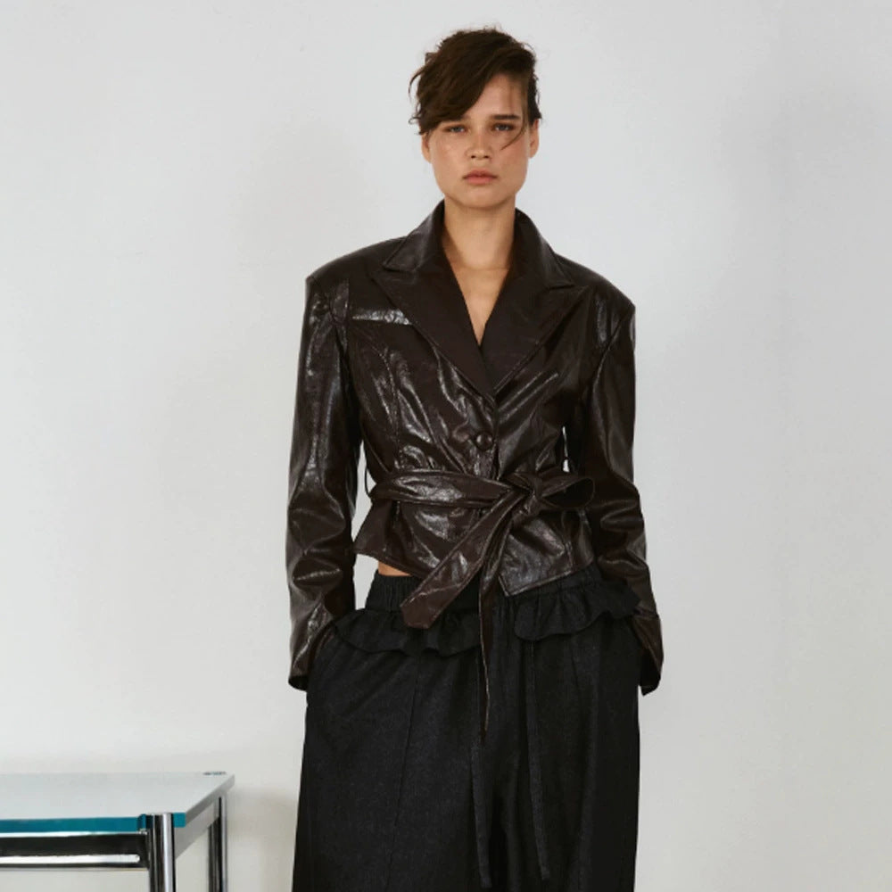 Damen Kurzblazer im Lackleder-Look mit Taillengürtel und fallendem Revers Drune