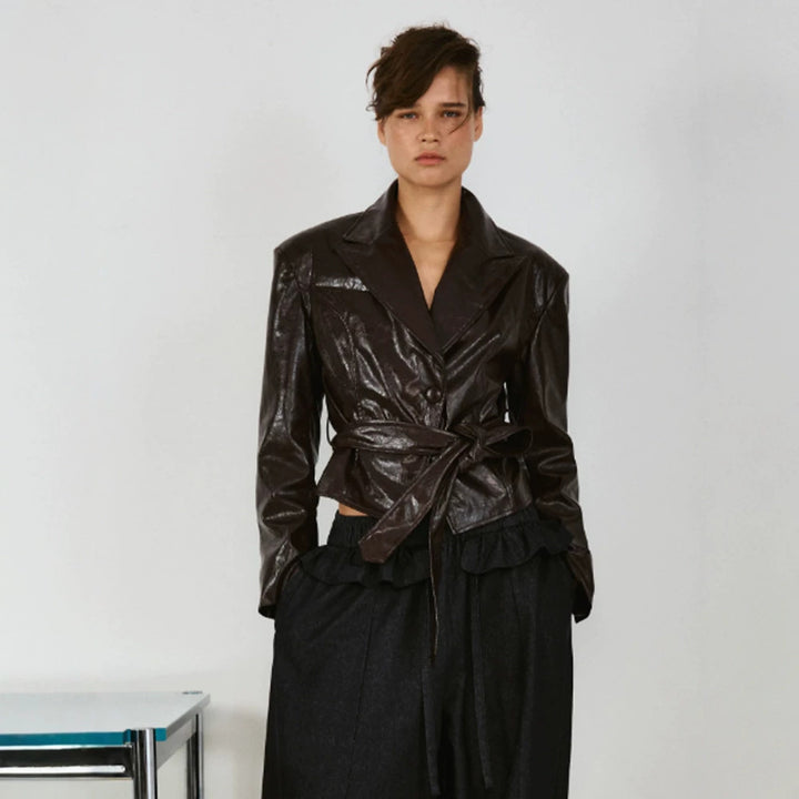 Damen Kurzblazer im Lackleder-Look mit Taillengürtel und fallendem Revers Drune
