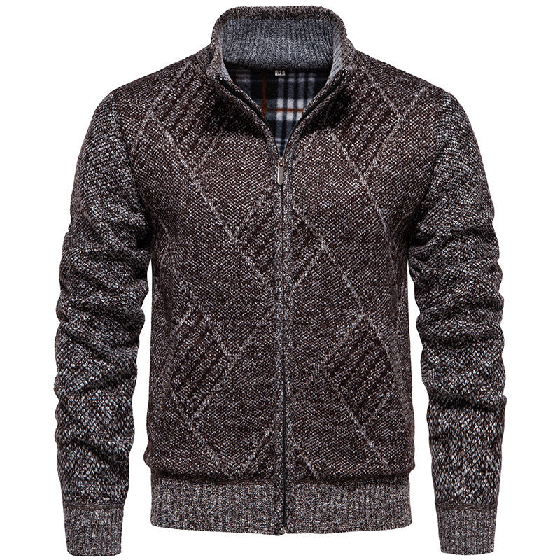 Herren Strickjacke mit modernem Zopfmuster und hohem Kragen Drune