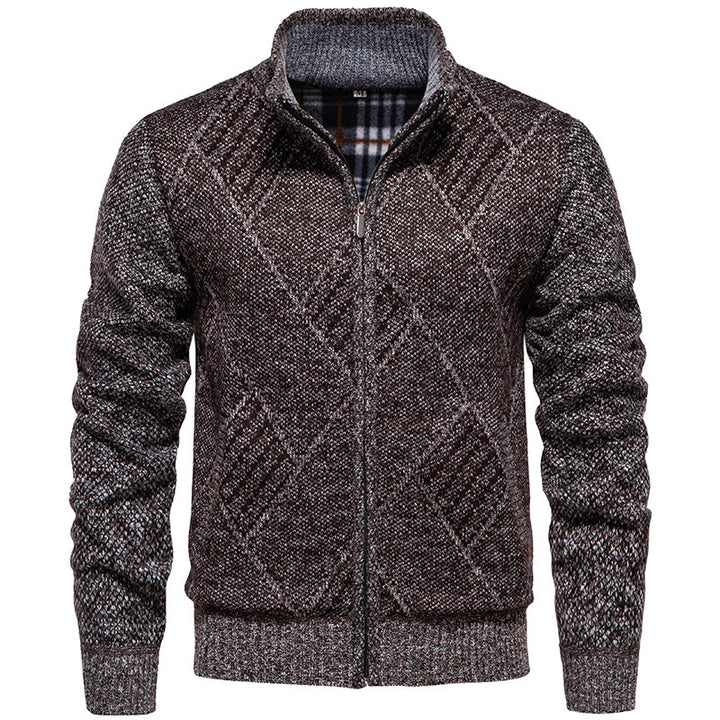 Herren Strickjacke mit modernem Zopfmuster und hohem Kragen Drune