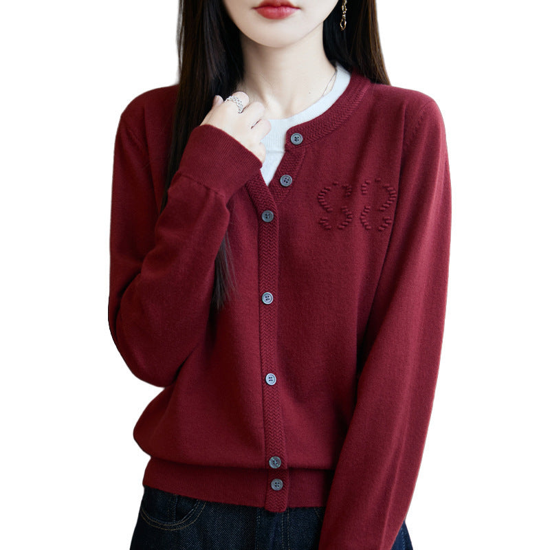 Damen Kurzer Feinstrick-Cardigan mit V‑Schlitzkragen, Rippenblende und dezentem Struktur‑Logo Drune