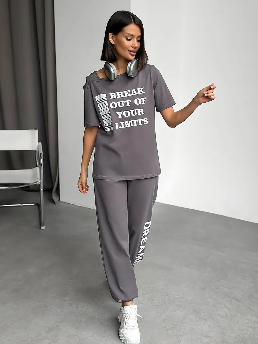 Damen lässiges Lounge-Set mit Cut-Out Schulter und Statement-Print Drune