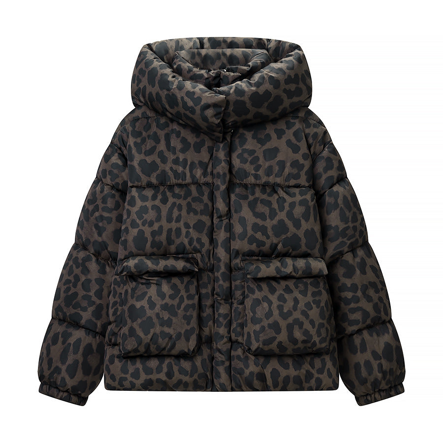 Damen Kurz geschnittene gesteppte Jacke mit hohem Kapuzenkragen, Tunnelzugsaum und Leopardenprint Drune