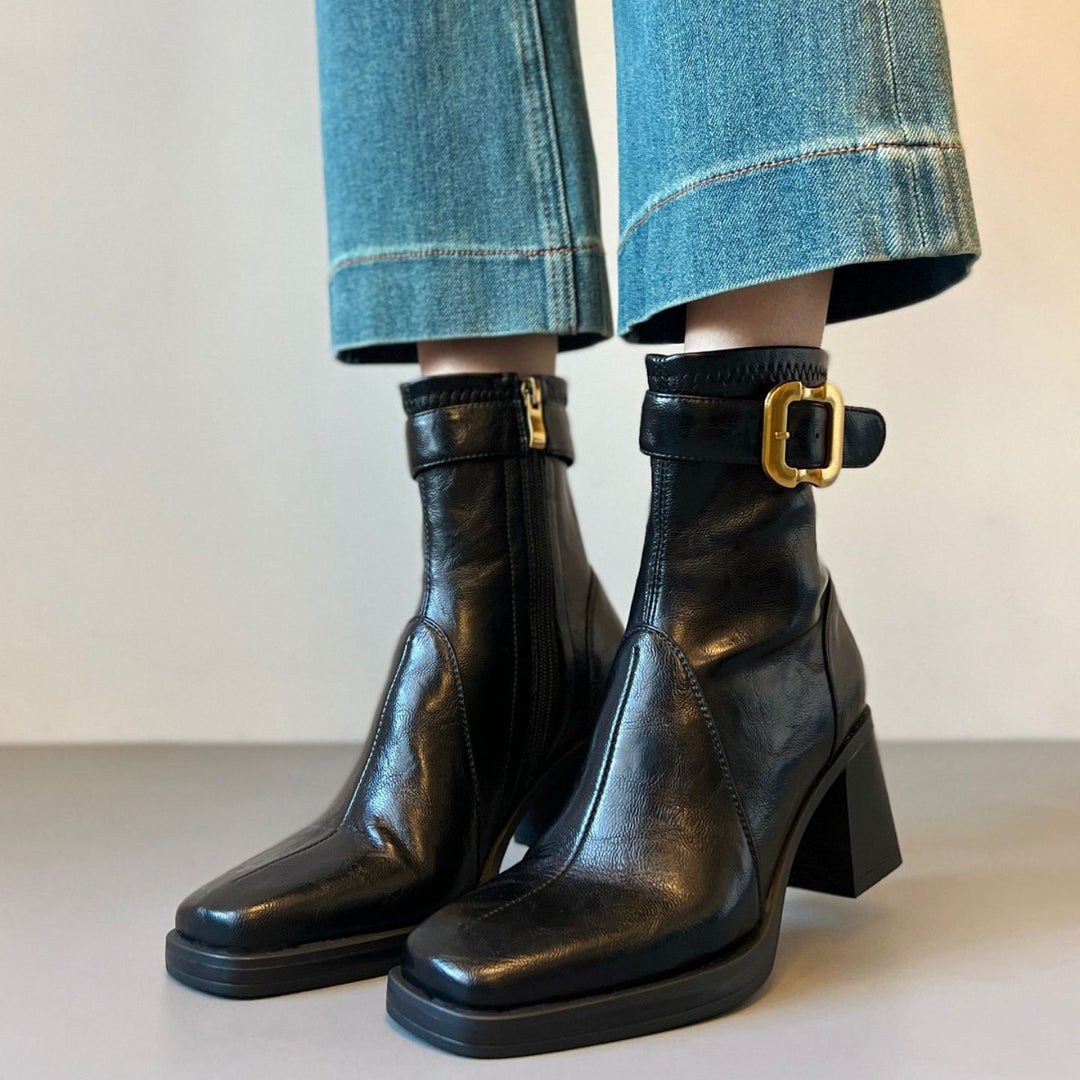 Damen knöchelhohe Glattleder‑Stiefelette mit markantem Blockabsatz, Plateau‑Sohle, seitlichem Reißverschluss und dekorativem Gurt Drune