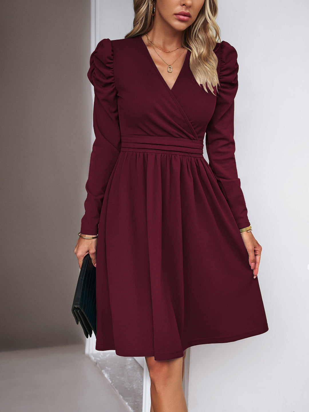Damen Wickelkleid mit V-Ausschnitt, gerafften Puffärmeln und tailliertem Faltenrock Drune