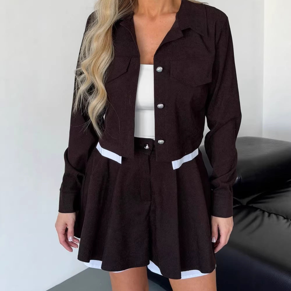 Damen kurzes Cordjacken- und Faltenrock-Set mit taillenhohem Faltenrock und cropped Hemdjacke Drune