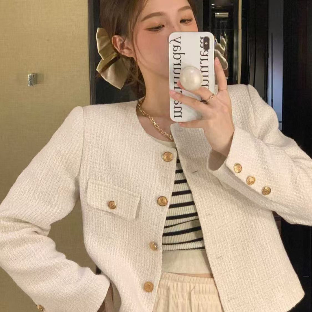 Drune | Kurze Damenjacke aus Bouclestoff mit klassischem Design und Schmuckknöpfen