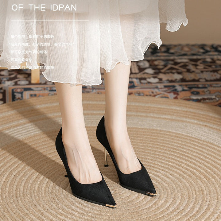 Damen Velours‑Pumps mit schmalem goldfarbenem Stilettoabsatz und Metallkappen‑Detail Drune