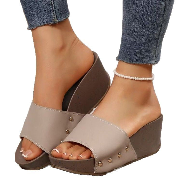 Damen Keil-Pantoletten mit breitem Riemen, Nietenakzent und ergonomischer Keilsohle Drune