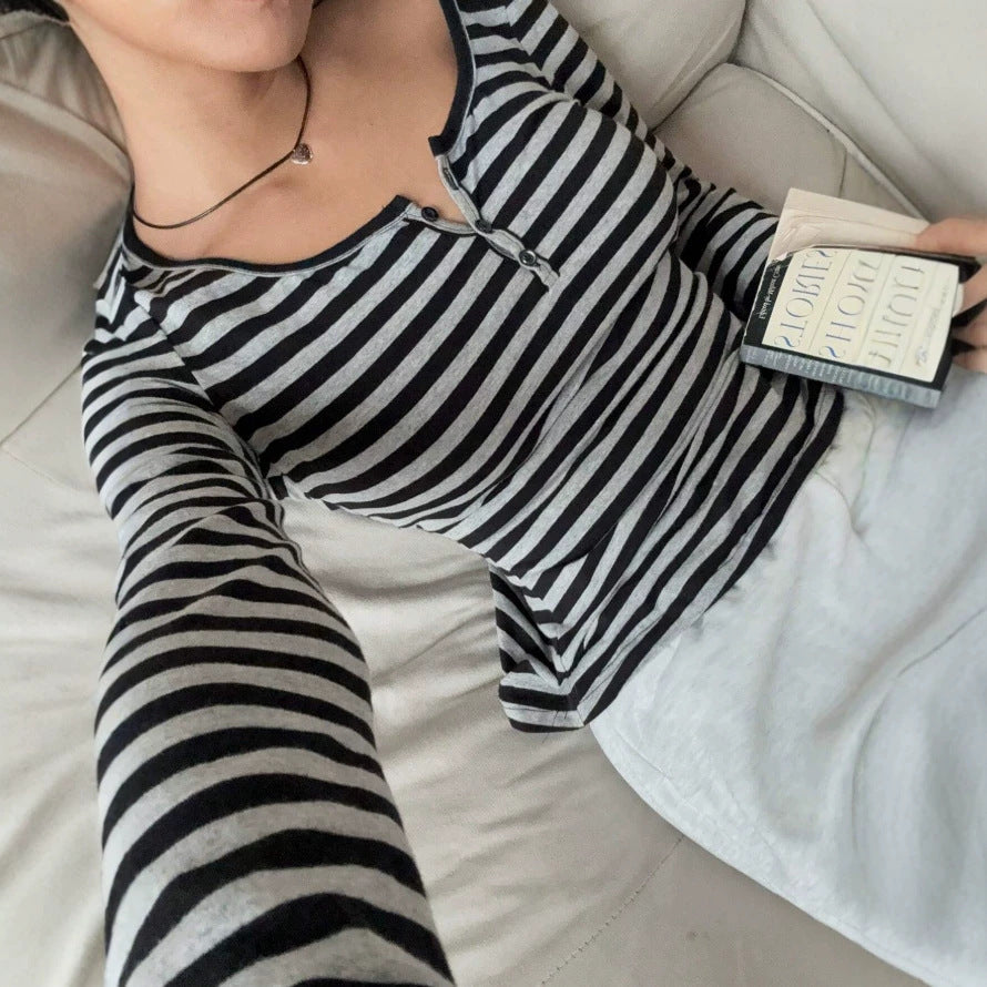 Damen nan tailliertes gestreiftes Langarmshirt mit tiefem Rundhalsausschnitt und dekorativer Knopfleiste Drune