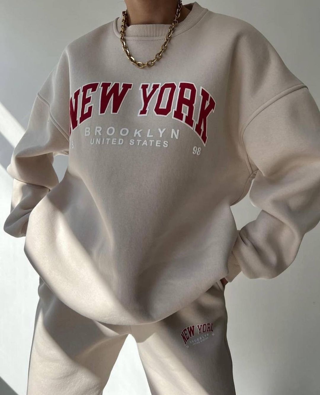 Damen Oversized Lounge-Set aus Baumwollfleece mit Collegestickerei und relaxed Jogginghose Drune