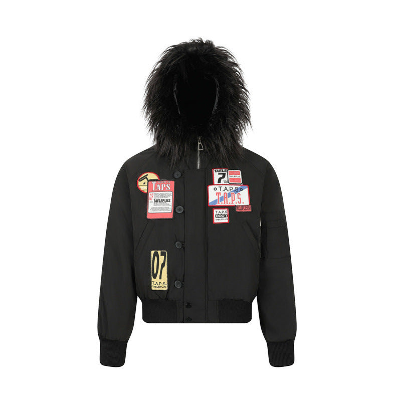 Damen Kurz geschnittene wattierte Bomberjacke mit Kunstfellkapuze und aufgesetzten Label‑Patches Drune