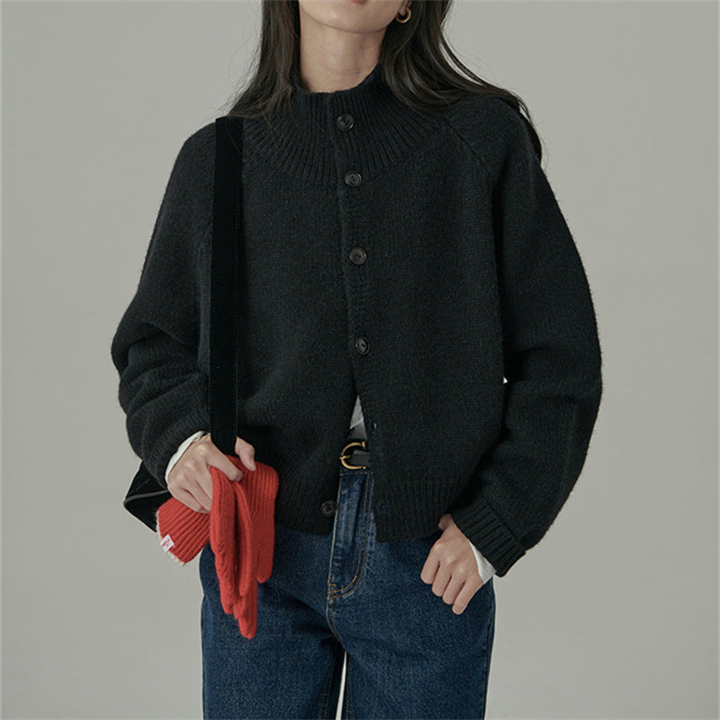Damen Strickjacke mit hohem Kragen und großen Holzknöpfen Drune