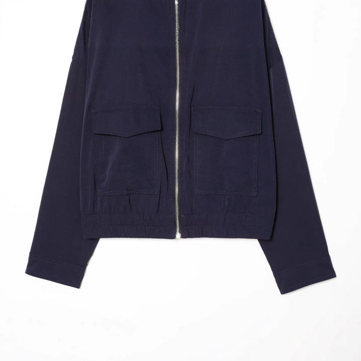 Damen Cropped Bomberjacke mit Stehkragen, durchgehendem Reißverschluss und aufgesetzten Pattentaschen Drune
