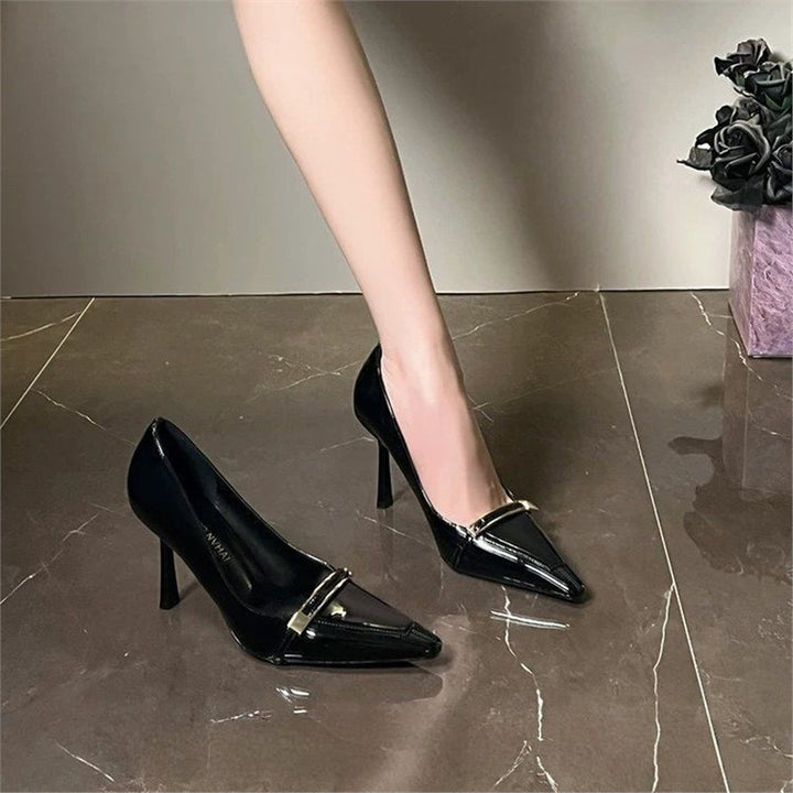 Damen spitz zulaufende Lack‑Pumps mit zierlichem Metallriemen und schlankem Stilettoabsatz Drune
