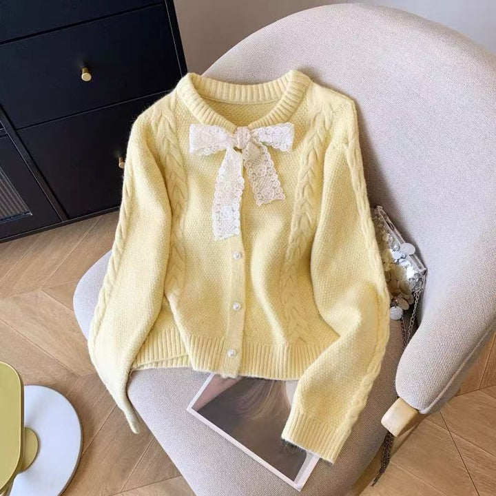 Damen Strickjacke mit dekorativem Spitzenkragen und Knopfverschluss Drune