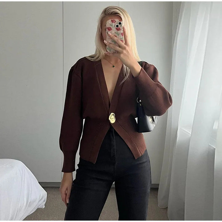 Damen 500+ Cropped‑Cardigan mit Taillenraffung, tiefem V‑Ausschnitt und großem Zierknopf Drune