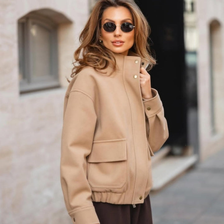 Damen Kurzblouson aus Wollmix im Utility‑Look mit Stehkragen, Klappentaschen und elastischem Saum Drune