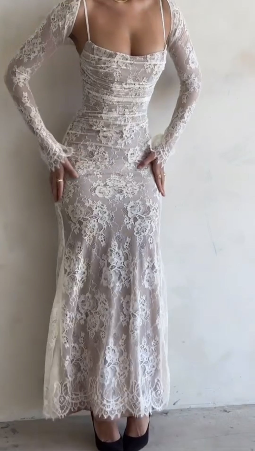 Damen Spitzen-Maxikleid mit eleganten Rüschendetails und tiefem Schlitz Drune