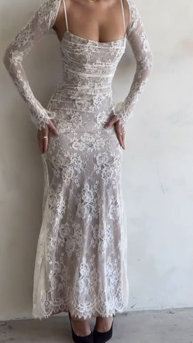 Damen Spitzen-Maxikleid mit eleganten Rüschendetails und tiefem Schlitz Drune
