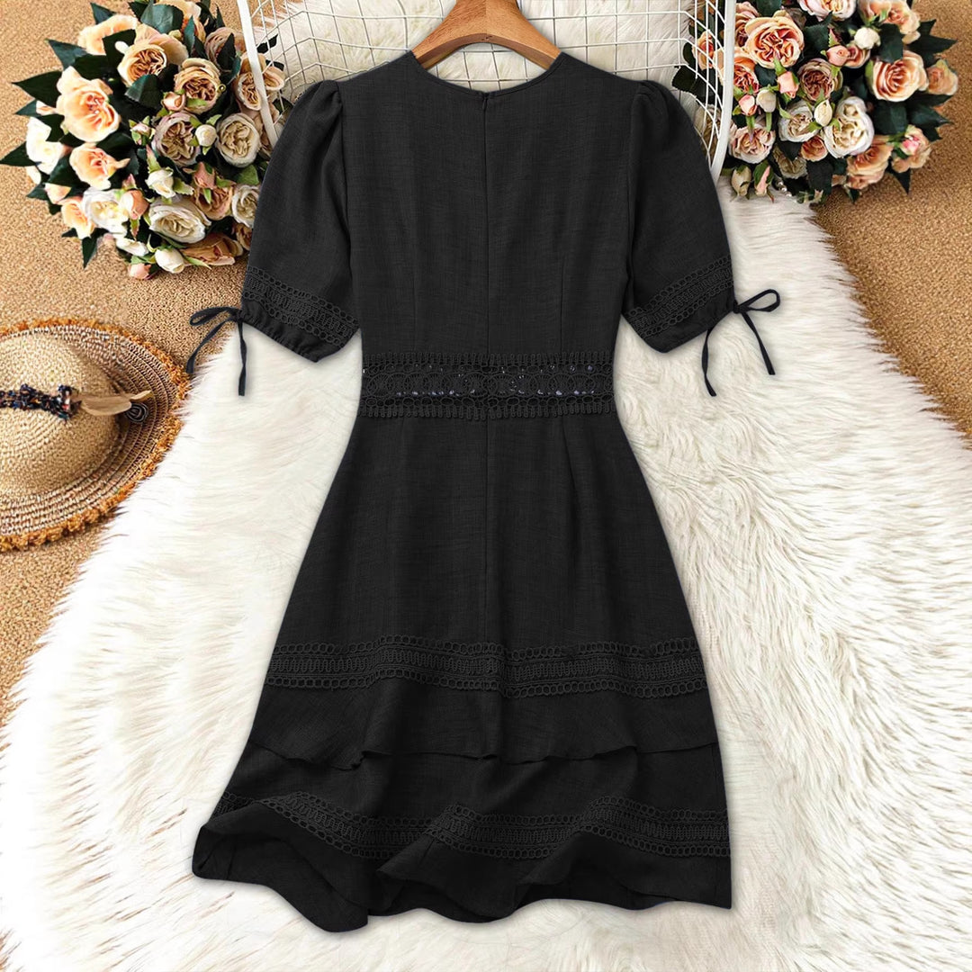 Damen Tailliertes Sommerkleid mit V-Ausschnitt und Häkelspitze Drune