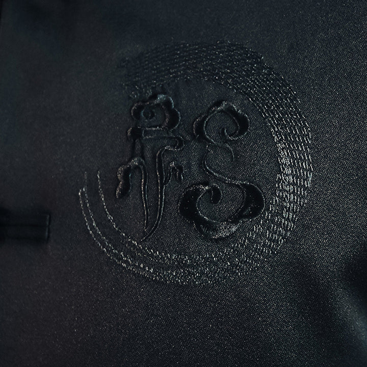 Herren nan asiatisch inspirierte Mandarinjacke mit Stehkragen, Knotenknopfleiste und tonalem Stick-Emblem Drune