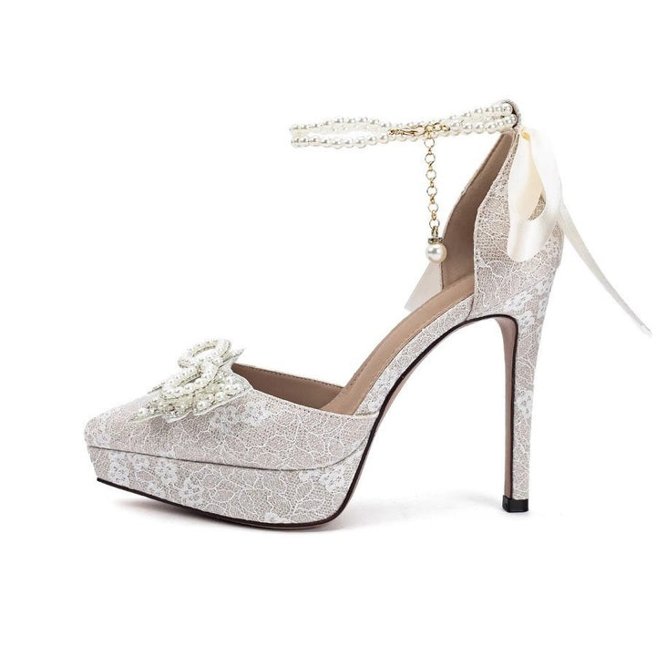 Damen Satin‑Pumps mit Spitzenüberzug, Perlen‑Schleifenapplikation und Perlenschnürchen Drune